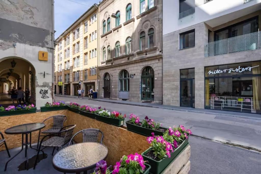 Peppy Home Of Harmony Budapest Exterior photo
